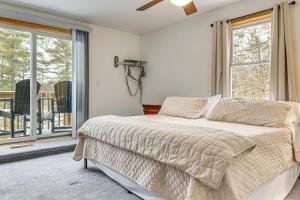 Ένα ή περισσότερα κρεβάτια σε δωμάτιο στο Family Retreat Near Winter Trails in Wakefield!