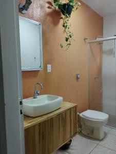 un baño con lavabo e inodoro en Zen Maharani Guesthouse - Qt nº 2, en Bauru