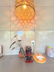 Kaffe- og tefaciliteter på Chalé Pequi, Romântico e espaçoso, com ar cond conforto e aconchego