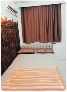 Giường trong phòng chung tại Kusadasi Beachfront Flat