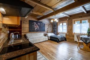 Khu vực ghế ngồi tại Domek u Świerków 2 - Zabytkowe domki 4 i 8 osobowe, w każdym 2 sypialnie, 2 łazienki, aneks kuchenny, balkon, 1,5km Termy Chochołowskie