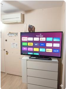 TV/trung tâm giải trí tại Kusadasi Beachfront Flat