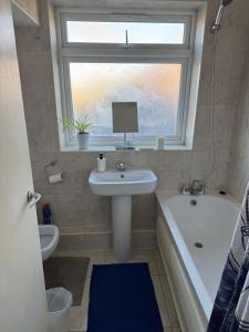Ένα μπάνιο στο Bright & Cozy 1-Bedroom Flat in a Quiet Sutton