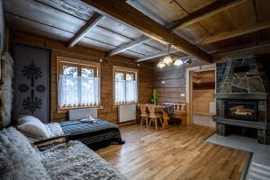 Khu vực ghế ngồi tại Domek u Świerków 2 - Zabytkowe domki 4 i 8 osobowe, w każdym 2 sypialnie, 2 łazienki, aneks kuchenny, balkon, 1,5km Termy Chochołowskie