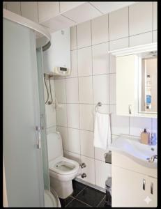 Phòng tắm tại Kusadasi Beachfront Flat