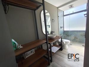 Koupelna v ubytování Epic Suite 213 Deluxe Airport Family 2Room 6Pax + 34 fotografií