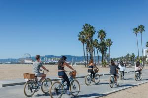 um grupo de pessoas a andar de bicicleta na praia em Casa Del Mar em Los Angeles