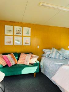 Ένα ή περισσότερα κρεβάτια σε δωμάτιο στο Black Sails Kuaotunu - across road from beach!