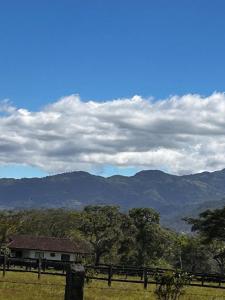 Φωτογραφία από το άλμπουμ του Secure Retreat Near SJO and 27, Ideal for Families σε Nuestro Amo