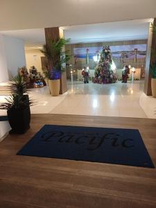 een kerstboom in een winkelcentrum met een blauw tapijt bij Residencial pacific in Cabo Frio