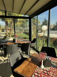 Et opholdsområde på Мотел КОМПЛЕКС GRILL and CHILL + 9 billeder