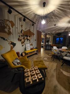 een woonkamer met een wereldkaart aan de muur bij Loft Haven - Loftowa przystań in Trzemeszno