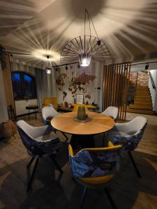 een eetkamer met een tafel en stoelen bij Loft Haven - Loftowa przystań in Trzemeszno