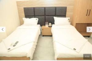 Giường trong phòng chung tại POP 84109D Hotel O Near Jodimetla X Roads