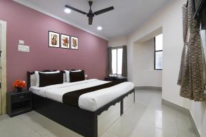 Postel nebo postele na pokoji v ubytování Collection O Kalighat Metro Station Formerly RM Guest Home