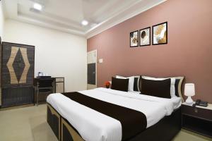 Giường trong phòng chung tại Collection O Kalighat Metro Station Formerly RM Guest Home