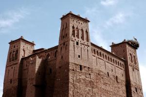 een groot gebouw met twee torens erop bij Merzouga Infinity Dunes Camp in Merzouga +44 foto's
