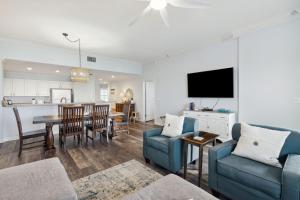 TV a/nebo společenská místnost v ubytování Ocean Park 210 condo