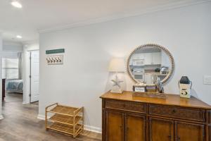 Postel nebo postele na pokoji v ubytování Ocean Park 210 condo