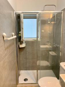 Ένα μπάνιο στο MIRazul Lovely very central condo 4 minutes walk to the beach