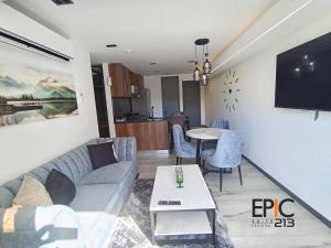 TV a/nebo společenská místnost v ubytování Epic Suite 213 Deluxe Airport Family 2Room 6Pax