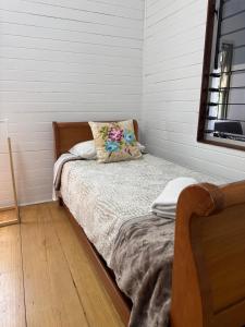 Ένα ή περισσότερα κρεβάτια σε δωμάτιο στο Syntax Cottage