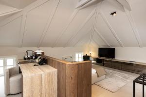 帕里斯特Santa Boka的带沙发的客厅和天花板上的电视