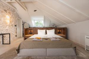 帕里斯特Santa Boka的阁楼里有一张大床的卧室 更多138张照片