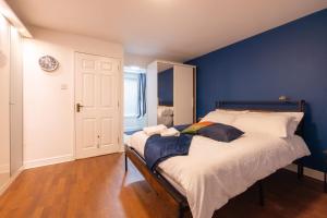 En eller flere senge i et værelse på Modern 4-bed home Royal Wharf near Excel Canary Wharf London city airport The O2 -Free parking