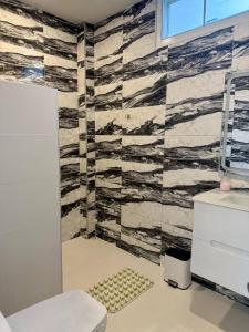 Ванная комната в Beautiful villa between jungle