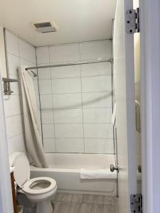 un bagno con wc e vasca da bagno di Casa Motel a Los Angeles