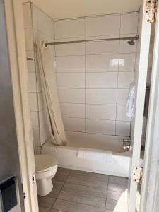 un bagno con vasca, WC e doccia di Casa Motel a Los Angeles