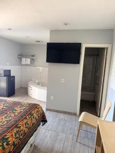 una camera d'albergo con un letto e un bagno di Casa Motel a Los Angeles