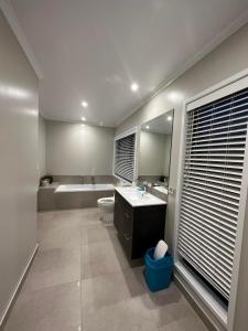 Koupelna v ubytování Cozy Home Near Orewa Beach