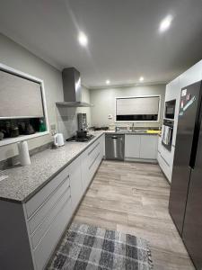 Kuchyň nebo kuchyňský kout v ubytování Cozy Home Near Orewa Beach