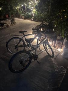 Wood Haven Homestay في نينه بينه: دراجة مركونة في الشارع ليلاً