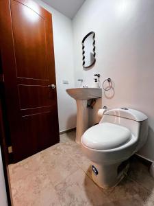 un bagno con un water e un lavandino di Estreno Suite en Loja, Valle a Loja