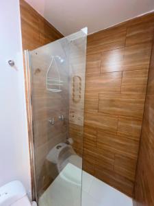 un bagno con doccia e WC di Estreno Suite en Loja, Valle a Loja