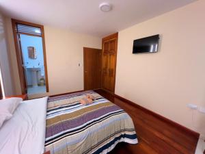 una camera da letto con un letto con un animale di peluche sopra di Estreno Suite en Loja, Valle a Loja Altre 6 foto