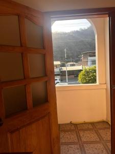 Nespecifikovaný výhled na hory nebo výhled na hory při pohledu z penzionu