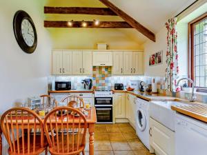 Nhà bếp/bếp nhỏ tại 2 Bed in South Hill TYLER +21 ảnh