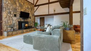 Телевизор и/или развлекательный центр в Historic Barn Retreat w Pool Pond Views Longview Pond Lodge by AvantStay