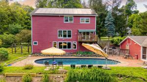 Бассейн в Historic Barn Retreat w Pool Pond Views Longview Pond Lodge by AvantStay или поблизости