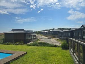 una vista de una fila de casas y una piscina en FezatOceanZimbali, en Ballito