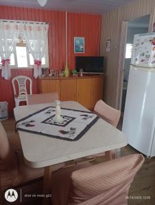 cocina con mesa blanca y nevera blanca en Casa próximo ao Aeroporto, en Florianópolis