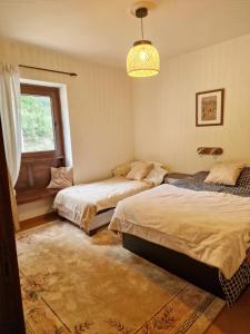 Un dormitorio con dos camas y una ventana. en Apartament on the edge of the Teide National Park, en Los Realejos