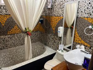 Un baño con ducha, inodoro y lavabo. en Casa Olas, en Quepos 39 fotos más