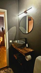 基律纳Riverfront Aurora Chalet的浴室里有洗手池和镜子 更多32张照片