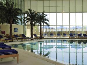 Bazén v ubytování Mövenpick Hotel Al Khobar nebo v jeho okolí