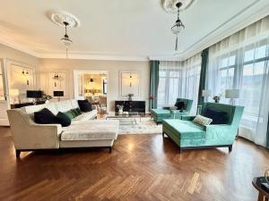 Posezení v ubytování Luxury Villa - Solymar Residence + 43 fotografií